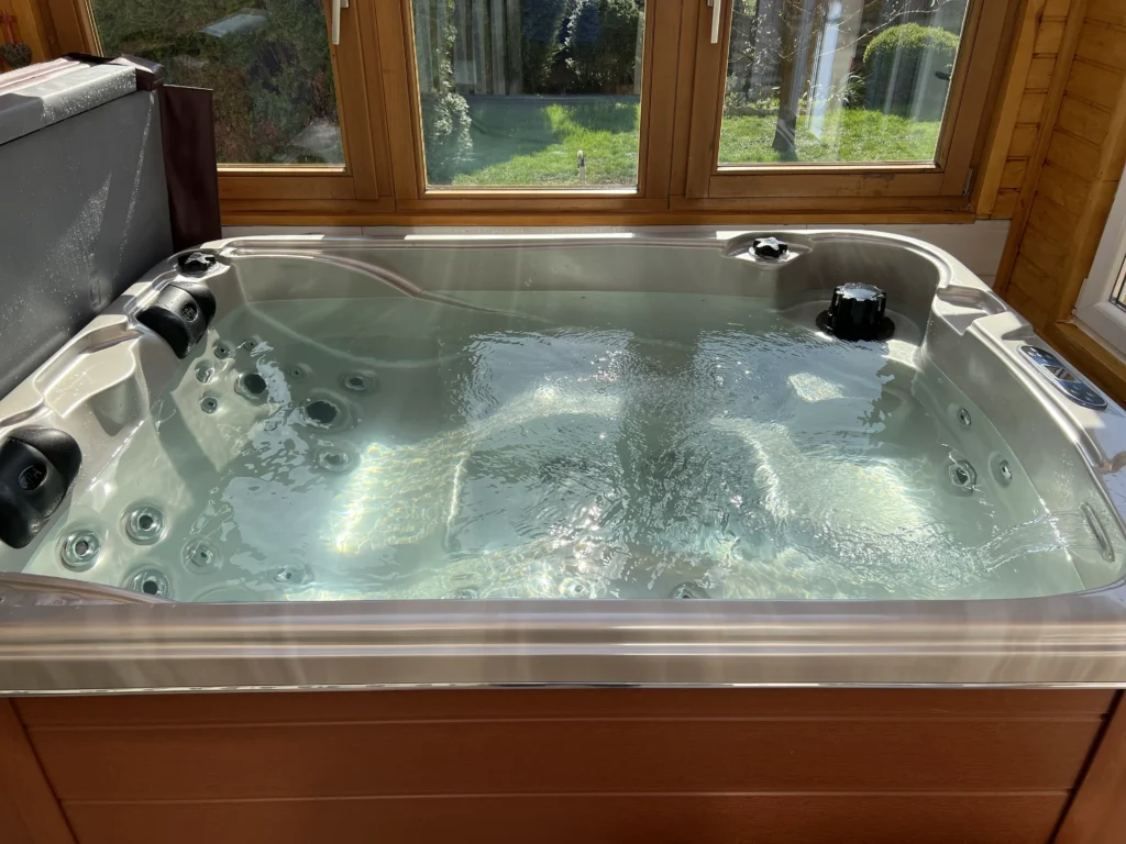 Lumora Spa Sierra – 3 személyes jakuzzi, Gyöngyház akril, Gesztenye burkolat, megvalósult telepítés