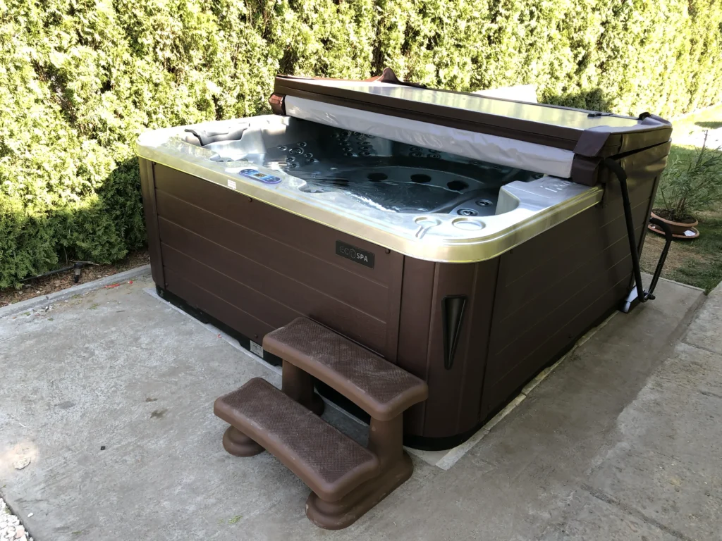 Lumora Spa Sierra – 6 személyes jakuzzi, Pezsgő akril, Csokoládé burkolat, megvalósult telepítés