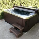 Lumora Spa Sierra – 6-Personen-Whirlpool, Pezsgő Acryl, Csokoládé Verkleidung, realisierte Installation