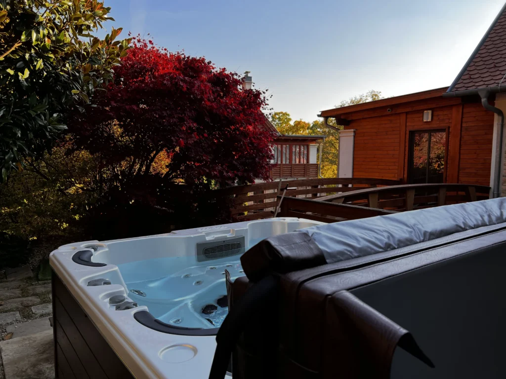 Lumora Spa Elysia – 6 személyes jakuzzi, Gyöngyház akril, Csokoládé burkolat, megvalósult telepítés