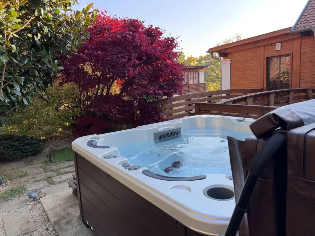 Lumora Spa Elysia – 6 személyes jakuzzi, Gyöngyház akril, Csokoládé burkolat, megvalósult telepítés