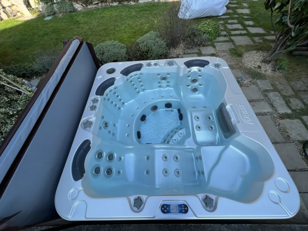 Lumora Spa Elysia – 6 személyes jakuzzi, Gyöngyház akril, Csokoládé burkolat, megvalósult telepítés